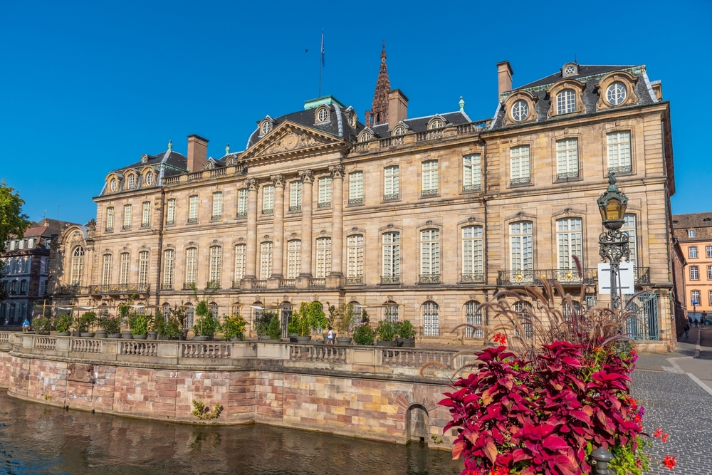 Palais Rohan Strasbourg Elzas Frankrijk shutterstock 2177638829, Straatsburg