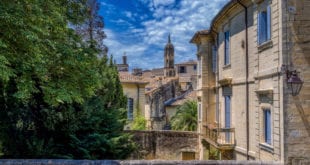 Uzès Gard shutterstock 1436392079, campings in de Gard