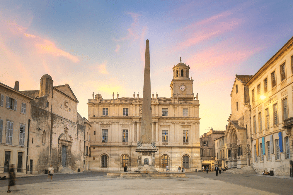 De Obelisk van Arles op het plein Place de la Republique in Arles.