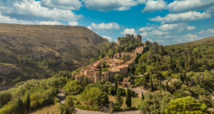 Castelnou pyreneeen dorpjes shutterstock 1686820591, Pyrénées-Orientales