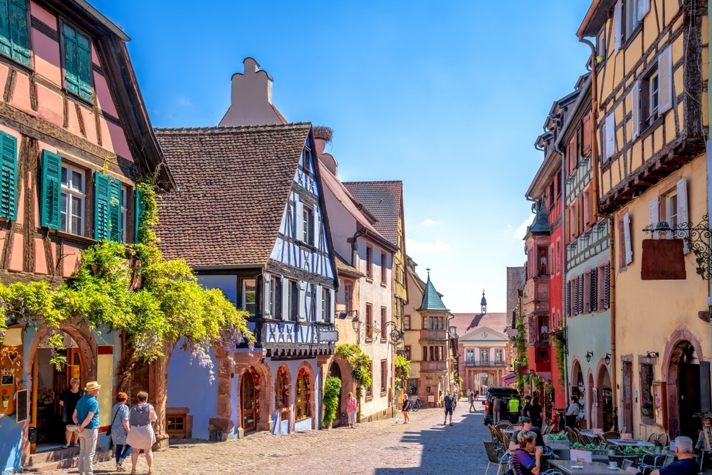 Rue du General de Gaulle riquewihr elzas shutterstock 2469388635, Riquewihr