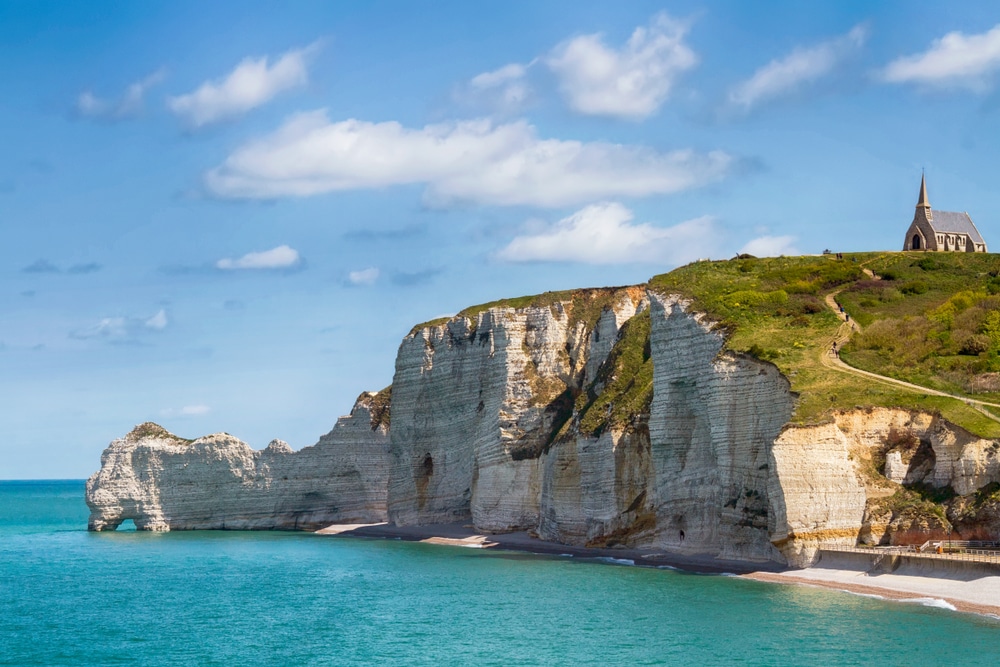 Falaise dAmont met La Chapelle Notre Dame Etretat krijtrotsen normandie shutterstock 1479349181, Étretat