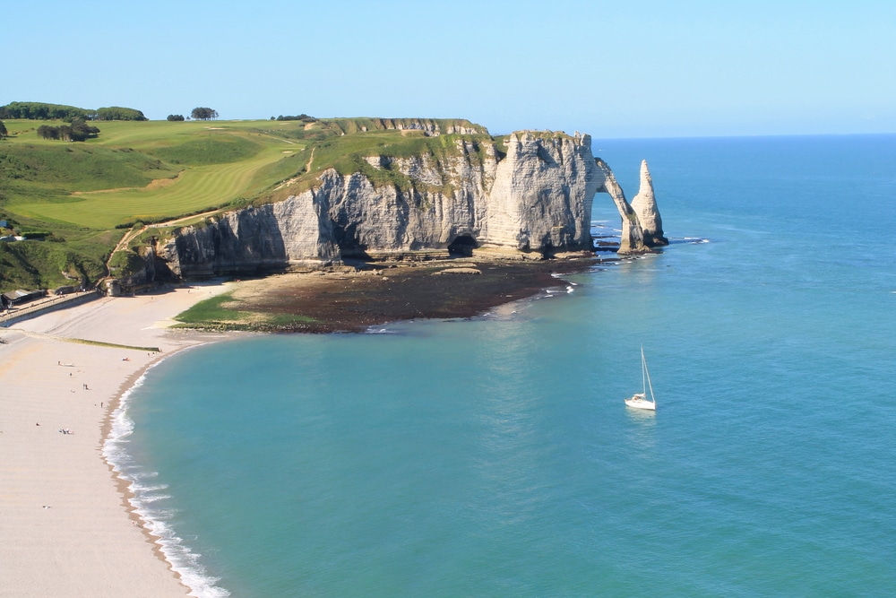 Falaise dAval en LAiguille en boot etretat krijtrotsen normandie shutterstock 491356333, Étretat