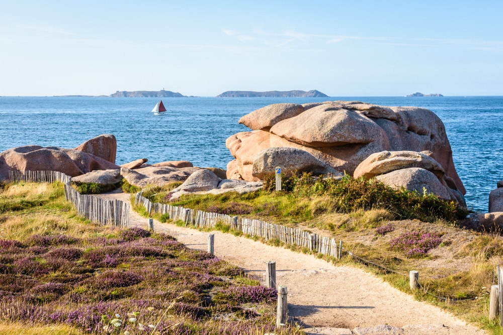 GR34 ook wel sentier des douaniers aan de roze granietkust in Bretagne shutterstock 1491193319, roze granietkust