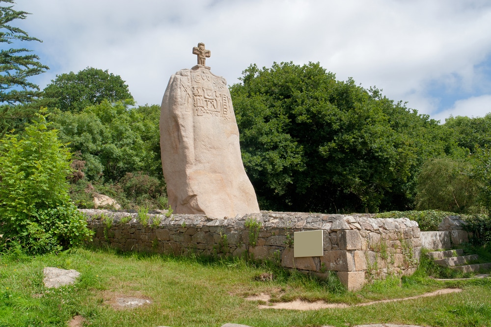 Menhir in Saint Uzec Bretagne shutterstock 182140835, roze granietkust