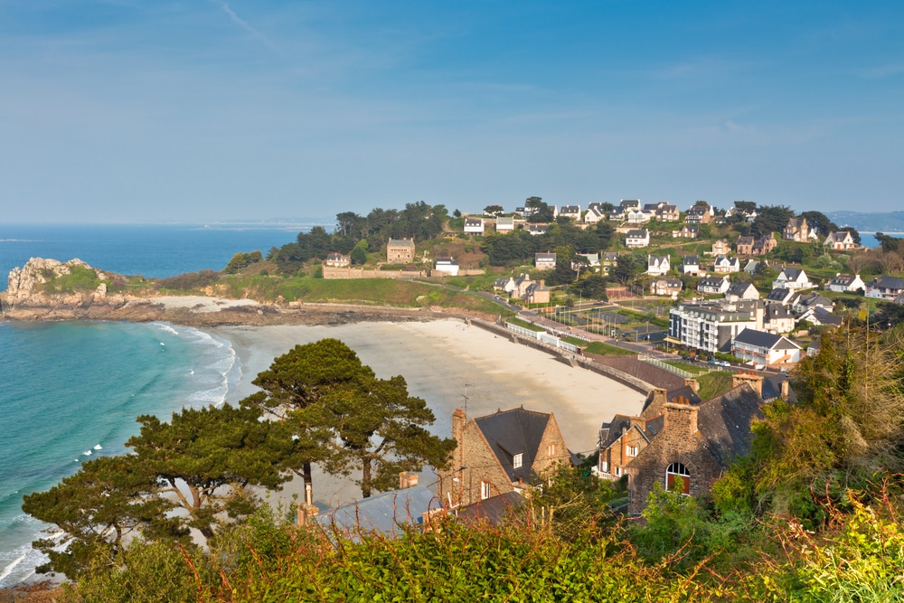 Plage de Trestrignel in perros guirec cote de granit rose bretagne shutterstock 117143974, roze granietkust