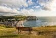 bankje met uitzicht op Falaise dAval etretat krijtrotsen normandie shutterstock 2230323185, Zuid-Frankrijk