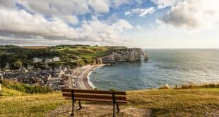 bankje met uitzicht op Falaise dAval etretat krijtrotsen normandie shutterstock 2230323185, roadtrip door Normandië en Bretagne