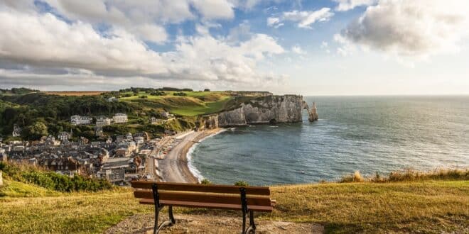 bankje met uitzicht op Falaise dAval etretat krijtrotsen normandie shutterstock 2230323185,