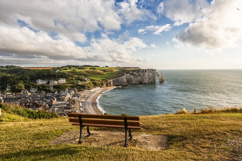 bankje met uitzicht op Falaise dAval etretat krijtrotsen normandie shutterstock 2230323185, Étretat