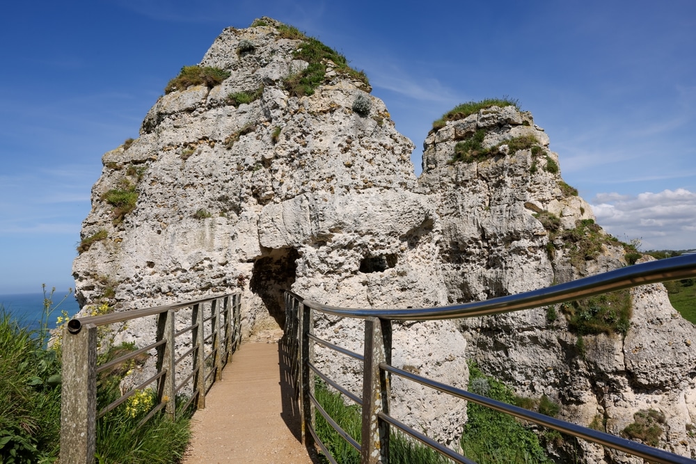 brug naar uitzichtpunt falaise daval etretat krijtrosten normandie shutterstock 2444269929, Étretat