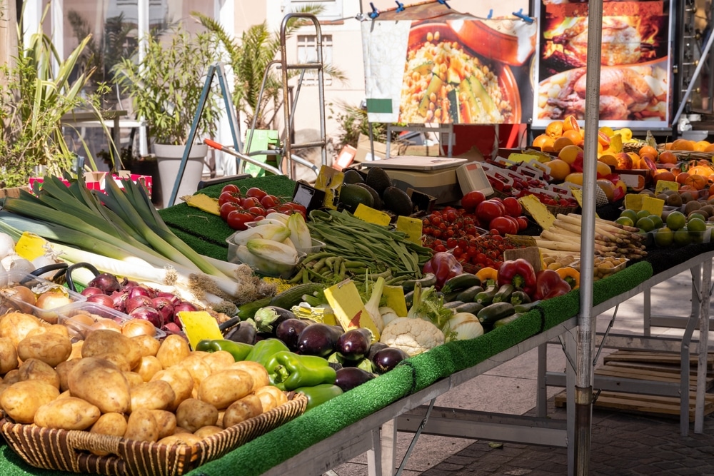 wekelijkse martk in frejus cote dazur frankrijk shutterstock 2306614401, frejus