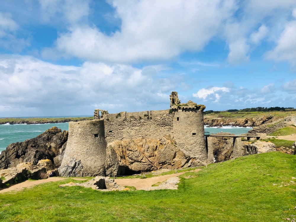 ruïne met op de achtergrond de zee en een groen stuk land op het Île d’Yeu bij de Vendée