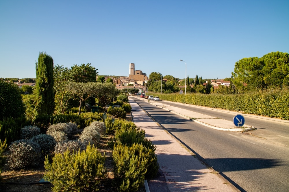 weg naar lorgues dorp provence shutterstock 2435839801, Lorgues