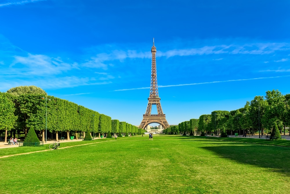 Champs de Mars en de Eiffeltoren Shutterstock 2418936397, Parijs