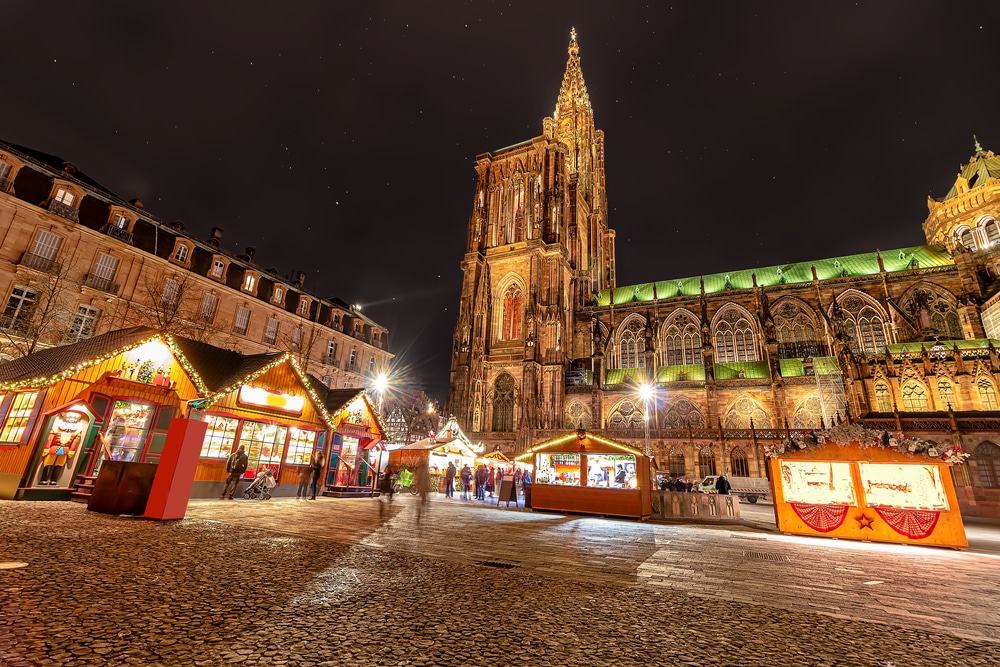 kathedraal kerstmarkt straatsburg elzas shutterstock 1646368021, kerstmarkt in Straatsburg