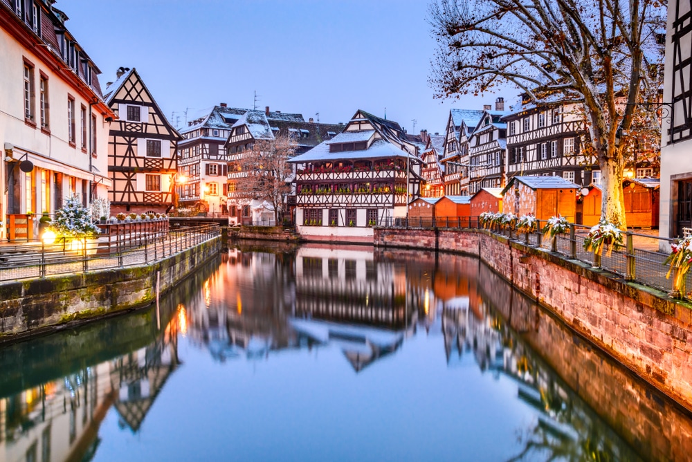 kerst in wijk Petite France Straatburg Elzas shutterstock 794624632, kerstmarkt in Straatsburg