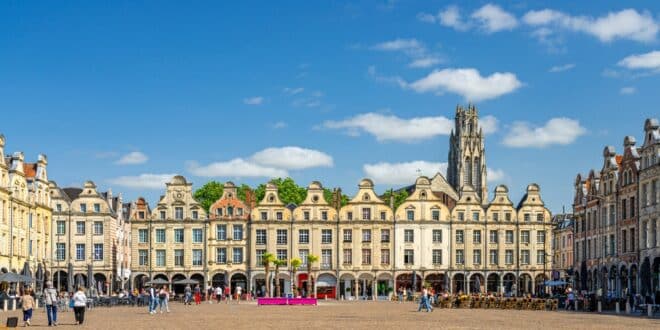 Place de Heros Arras Shutterstock 2411047691, bijzonder overnachten in de Champagnestreek