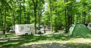 Camping Huttopia Versailles Kampeerplaatsen,