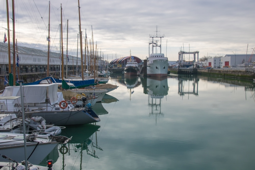 Musee Maritime de La Rochelle in de tawlerbekken van de oude haven charente maritime shutterstock 2427159545, la rochelle