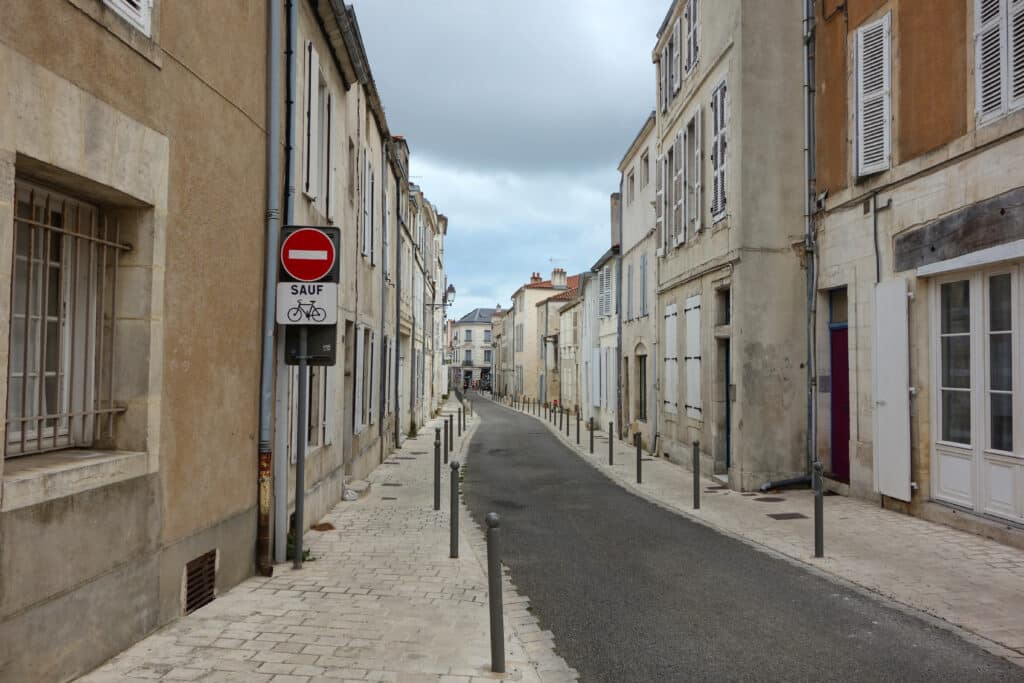 straten oude vieille ville la rochelle Charente Maritime shutterstock 1295729182, la rochelle